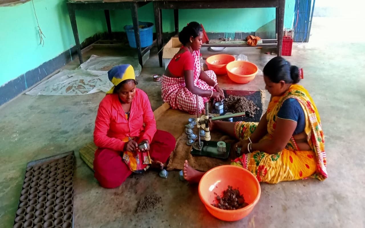 Diwali 2022: झारखंड की चाकुलिया गौशाला के दीयों से रोशन होंगे दिल्ली, कोलकाता समेत कई शहर, ये है खासियत