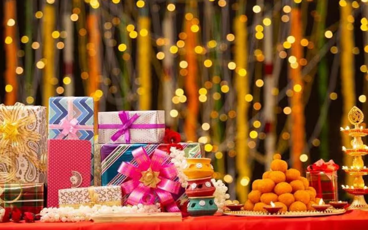 Diwali Gift Ideas: अपने प्रियजनों को दिवाली गिफ्ट में दें ये स्मार्टफोन्स, कीमत 15 हजार रुपये से भी कम