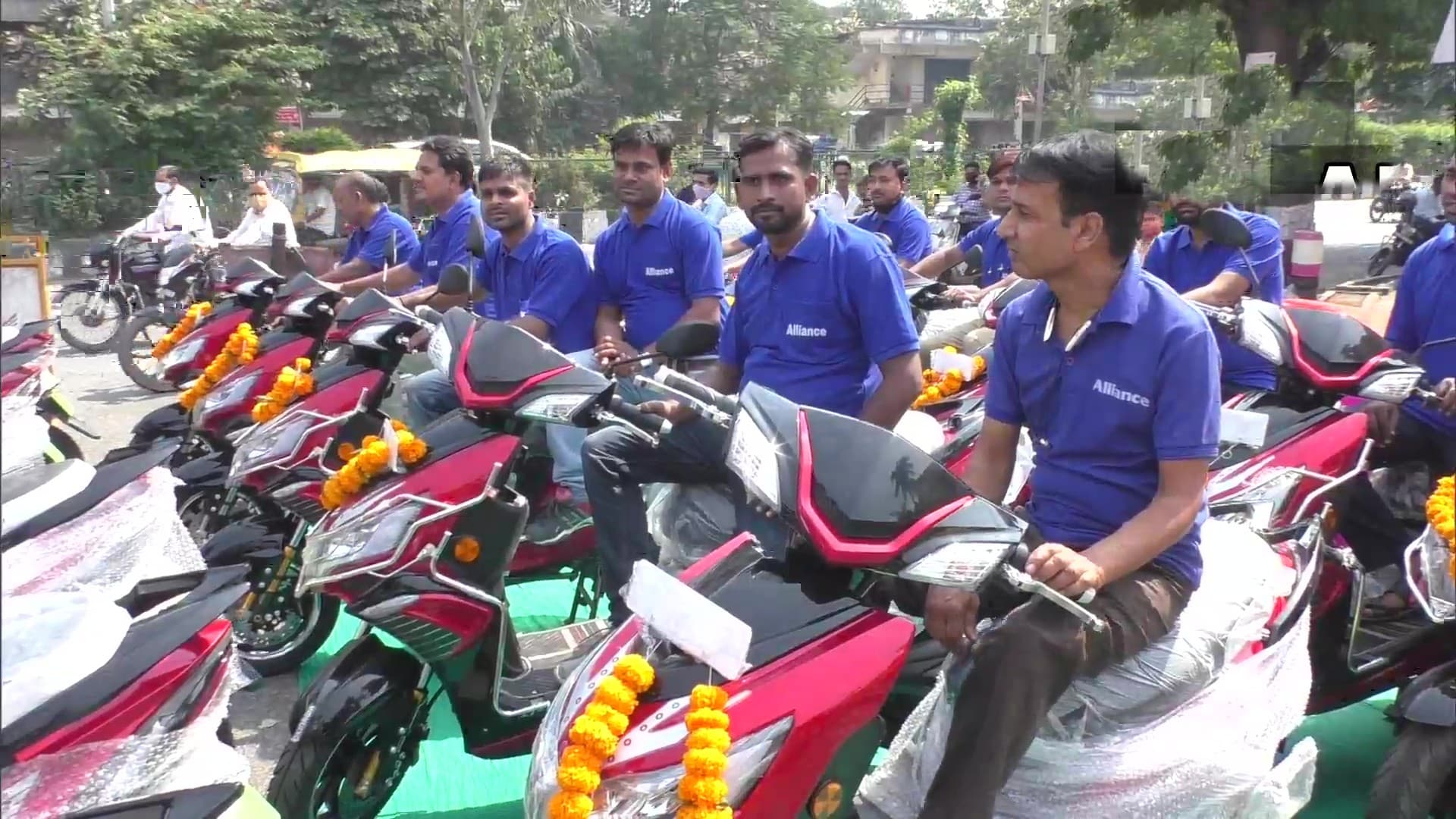 Diwali gift : सूरत की एक कंपनी ने दिवाली गिफ्ट में कर्मचारियों को दिया इलेक्ट्रिक स्कूटर