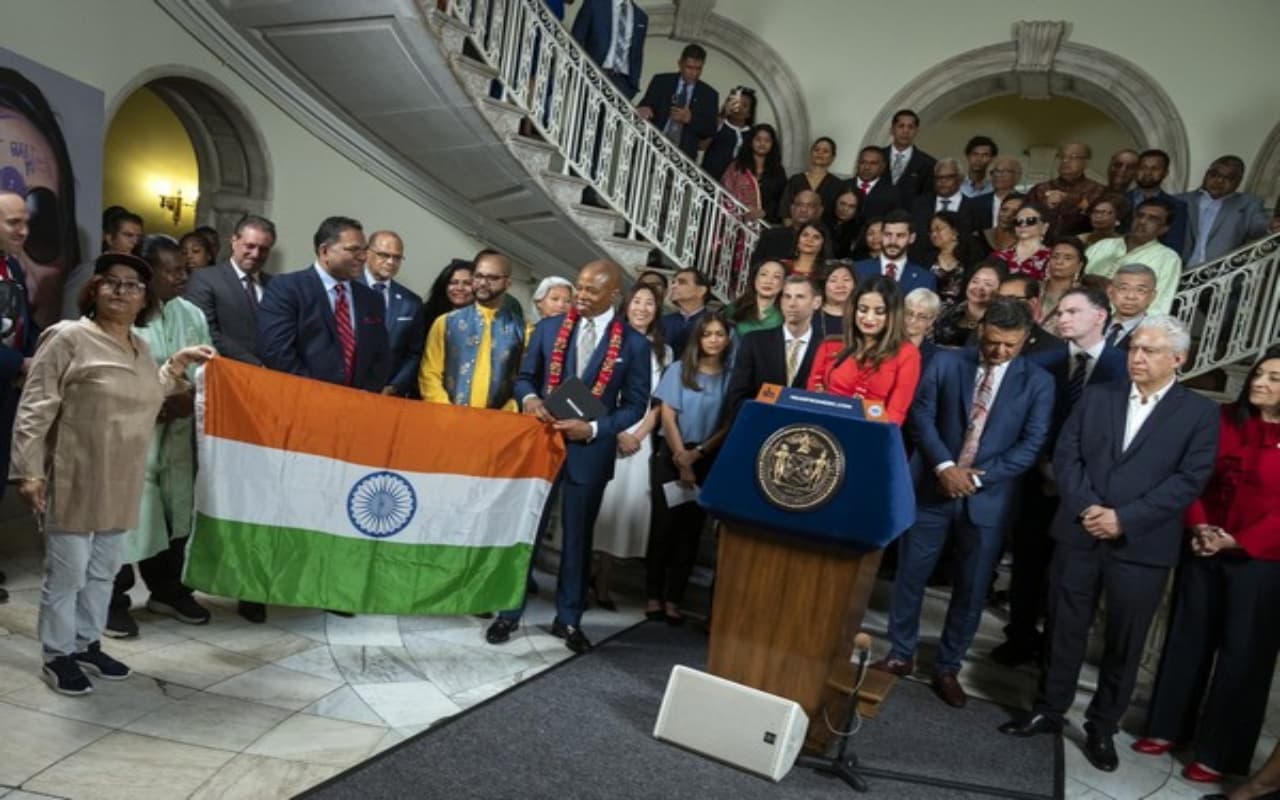 न्यूयॉर्क के स्कूलों में भी अब मिलेगी दीवाली की छुट्टी, मेयर एडम्स ने दी बधाई