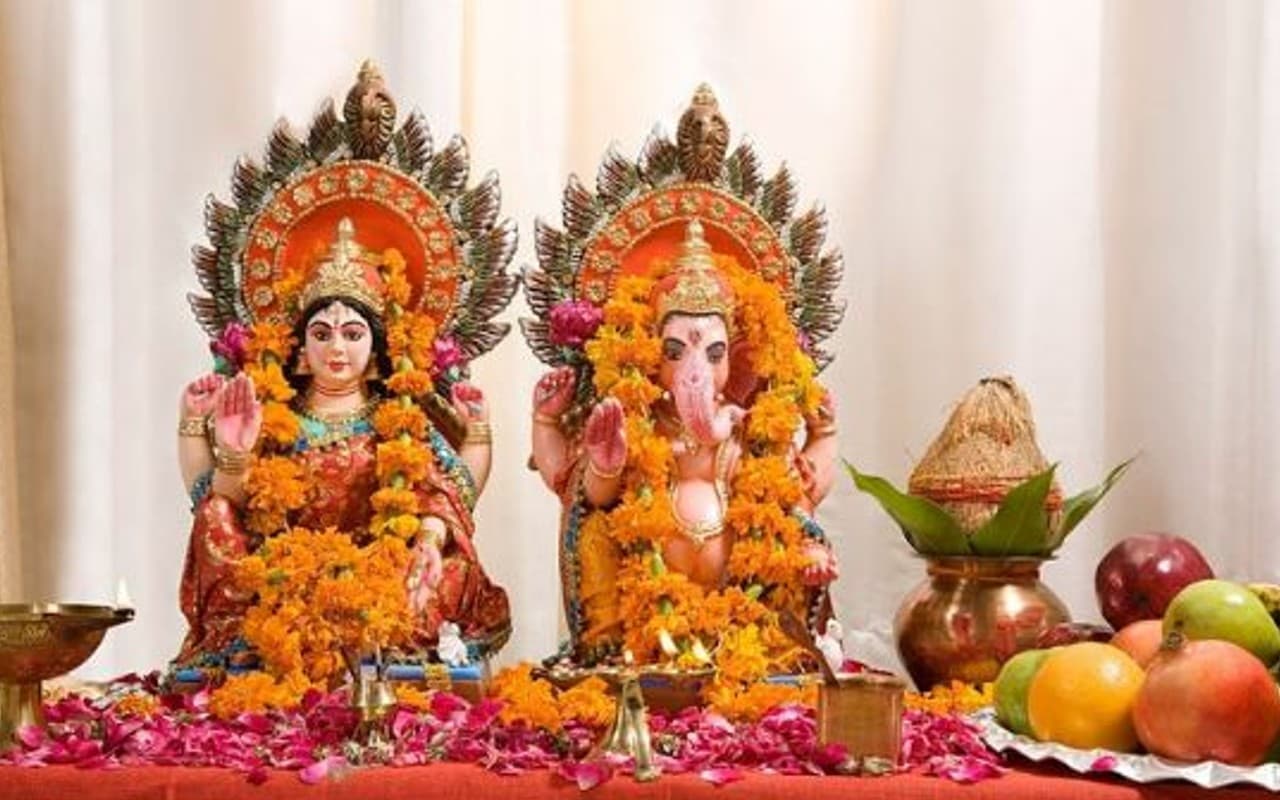 Diwali Laxmi Ganesh Bhog Shubh Muhurat 2022: दिवाली के दिन माता लक्ष्मी, गणेश को लगायें इन चीजों का भोग