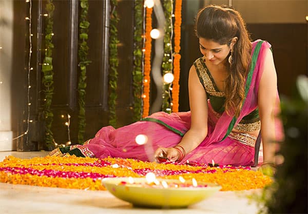 Diwali 2021 : लक्ष्मी का स्वागत करने के लिए घर के मुख्य द्वार पर ये उपाय करें
