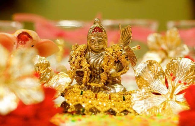 Diwali 2021 : दीपावली के दिन आसानी से करें देवी लक्ष्मी की पूजा, यहां पढ़ें मंत्र और विधि