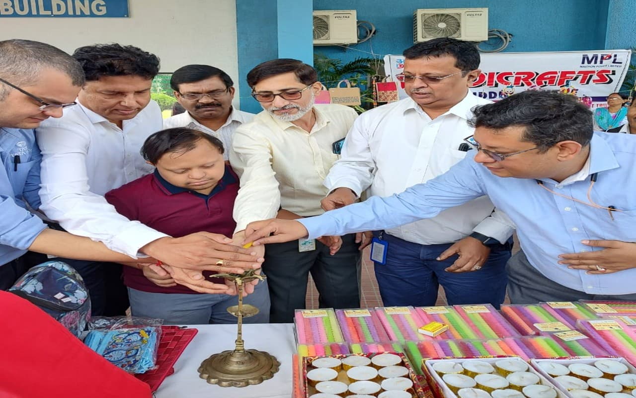 धनबाद के एमपीएल में लगा हस्तशिल्प और हथकरघा निर्मित सामग्रियों की प्रदर्शनी, लोगों ने जमकर की खरीददारी