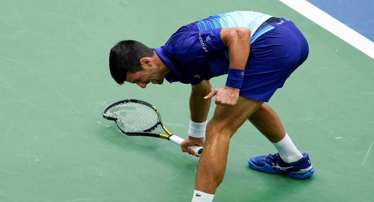 हार के बाद गुस्से में जोकोविच ने तोड़ा रैकेट, फैन्स के सामने फूट-फूट कर रोया यह स्टार खिलाड़ी VIDEO