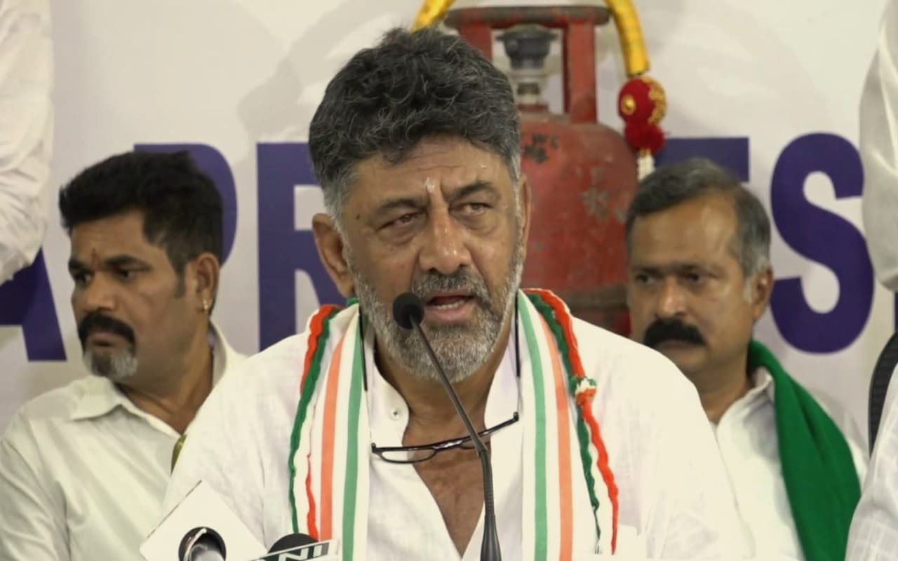 Karnataka New Chief Minister: कर्नाटक के नये मुख्यमंत्री की जंग में उतरे संत, इस उम्मीदवार को बताया उपयुक्त