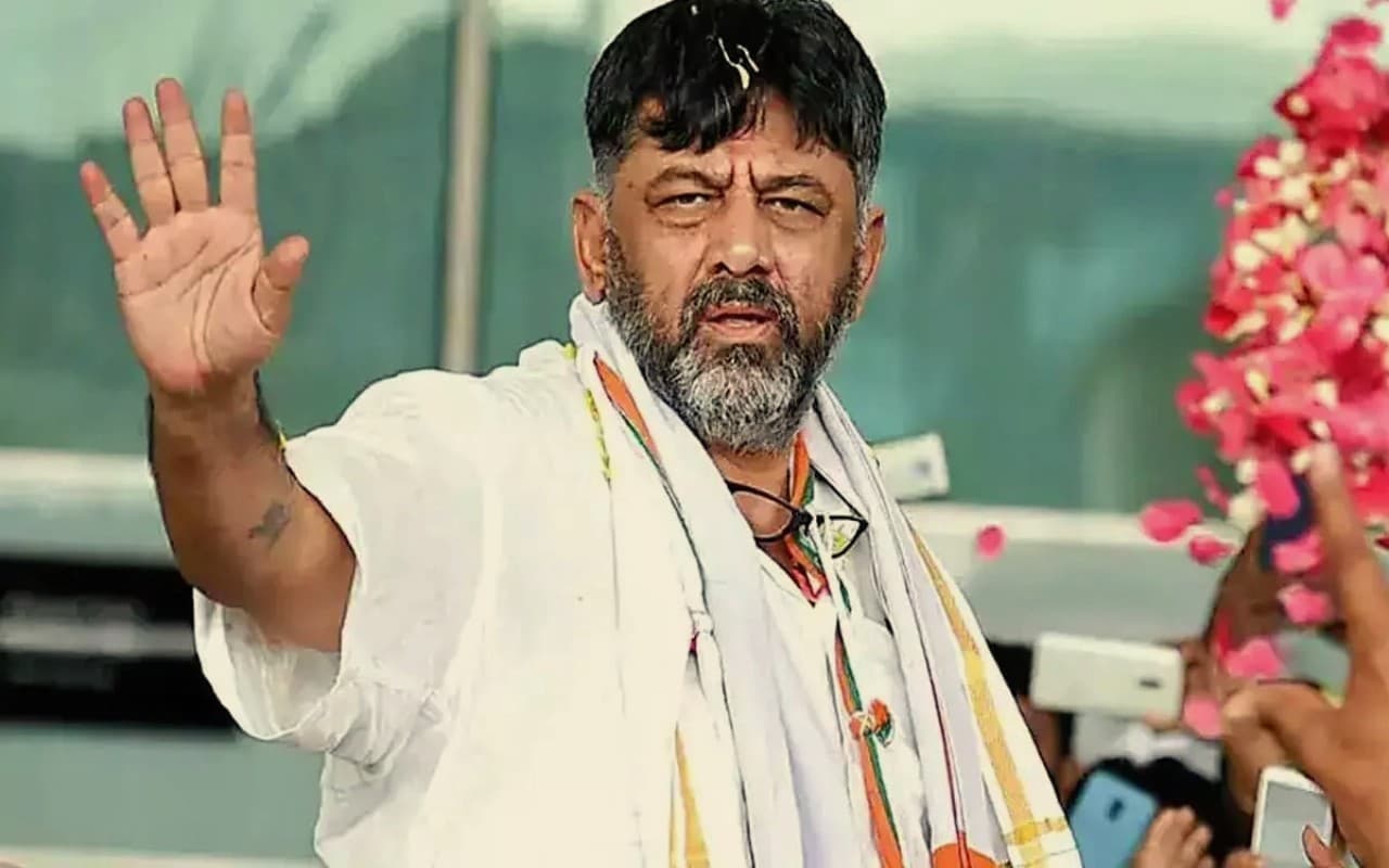 Karnataka: नोटों की बारिश करते दिखे कांग्रेस अध्यक्ष डीके शिवकुमार, Watch Viral Video