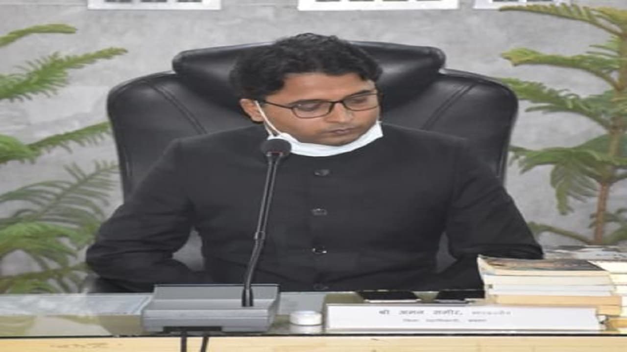 बिहार: जींस और टीशर्ट पहनकर अब नहीं जा सकते ऑफिस, सारण जिले के डीएम ने जारी किया सर्कुलर