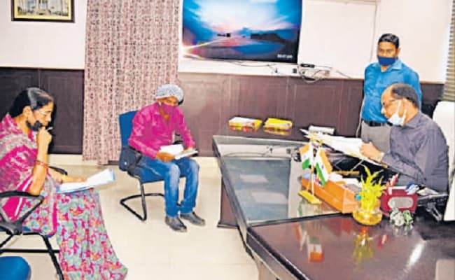 Bihar News: दानापुर के एडीएसओ पर पटना डीएम ने ठोका 5000 का जुर्माना, नहीं दे सके काम में लापरवाही का जवाब