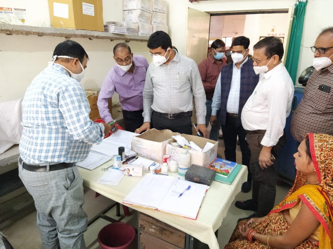 Prayagraj News: सामुदायिक स्वास्थ्य केंद्र का निरीक्षण करने पहुंचे DM, गड़बड़ी मिलने पर लगाई फटकार