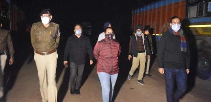 Bihar News : निरीक्षण के दौरान टेबल पर शराब देख भड़क उठीं DM , होटल को सील करने का दिया आदेश