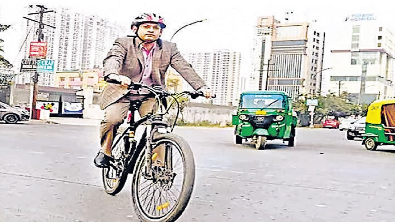 Bihar: कटिहार में अब पैदल या साइकिल से दफ्तर जाएंगे सरकारी कर्मी, प्रदूषण रोकथाम पर प्रशासन का निर्देश