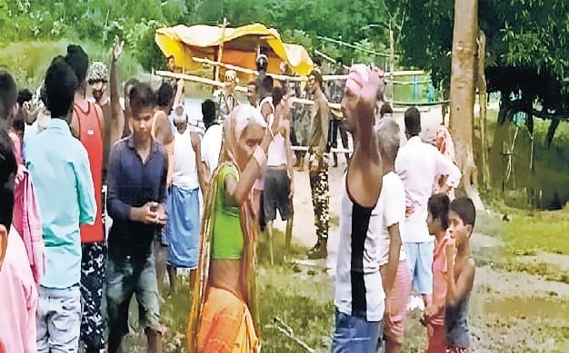 भारतीय दंपति को नेपाल पुलिस ने बेरहमी से पीटा, गुस्साए ग्रामीणों पर फायरिंग, एक को पकड़ ले गए