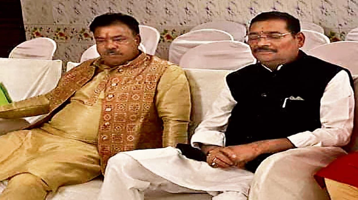 ED जांच में फंसे DMO विभूति कुमार की ये फोटो दीपक प्रकाश के साथ हो रही वायरल, BJP बोली- तस्वीर फर्जी