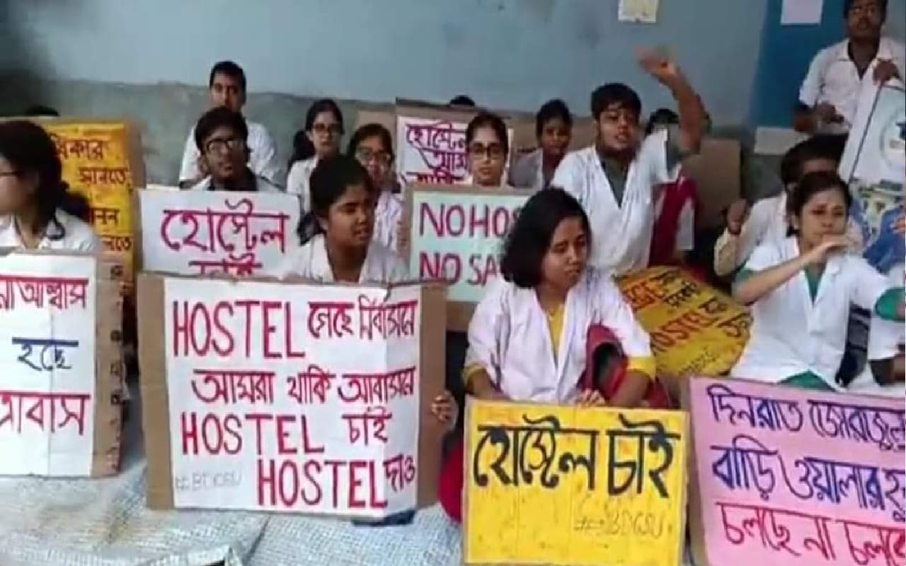 बर्दवान में छात्रावास आवंटन की मांग पर डेंटल कॉलेज में जूनियर डॉक्टरों ने किया प्रदर्शन, मरीज हुए परेशान