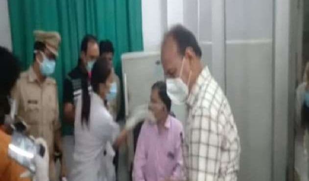 Doctor and Nurse dispute : कोरोना संकट के बीच नर्स ने डॉक्टर को जड़ा थप्पड़, डॉक्टर ने भी नर्स को पीटा,वीडियो वायरल