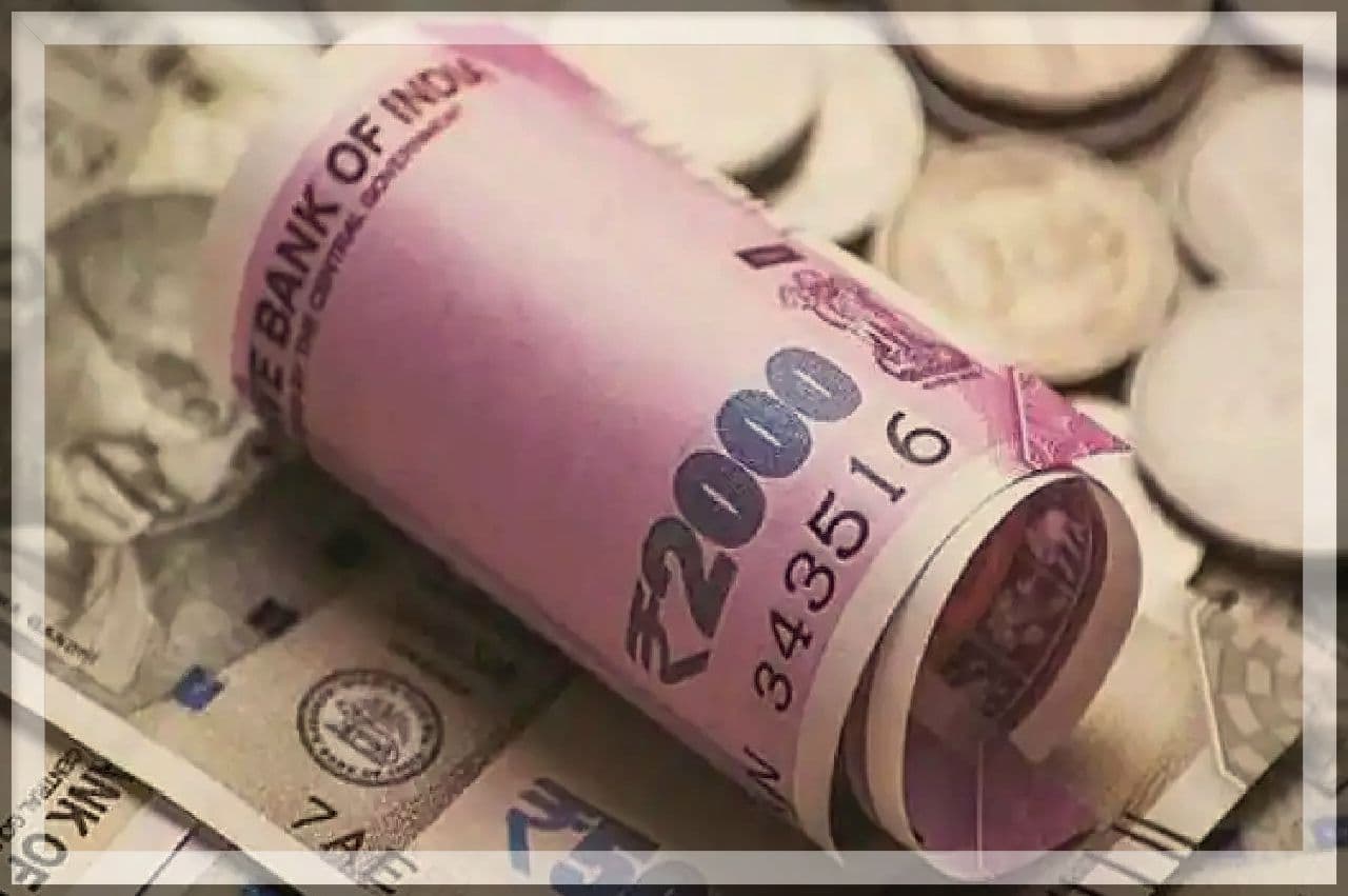 Rupee vs Dollar: डॉलर के मुकाबले औंधे मुंह गिरकर 20 साल के सबसे निचले स्तर पर पहुंचा रुपया