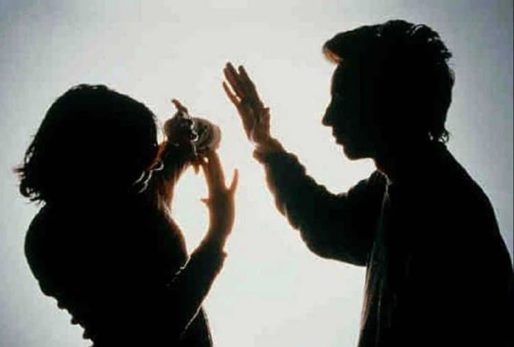 खाना बनाते समय महिला के सिर से सरक गया पल्लू, ससुराल वालों ने किया ये हाल