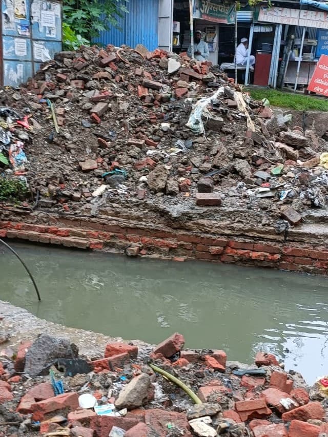 जान जोखिम में डालकर आवागमन कर रहे डोरंडा के लोग