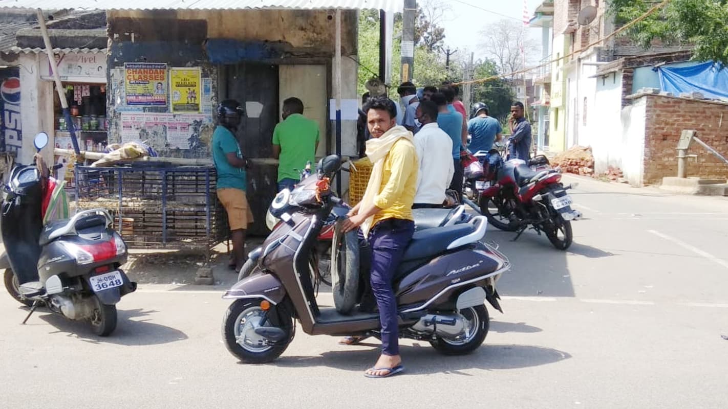 चाईबासा में कोरोना की नयी गाइडलाइन का पालन नहीं कर रहे वाहन चालक, भर रहे जुर्माना