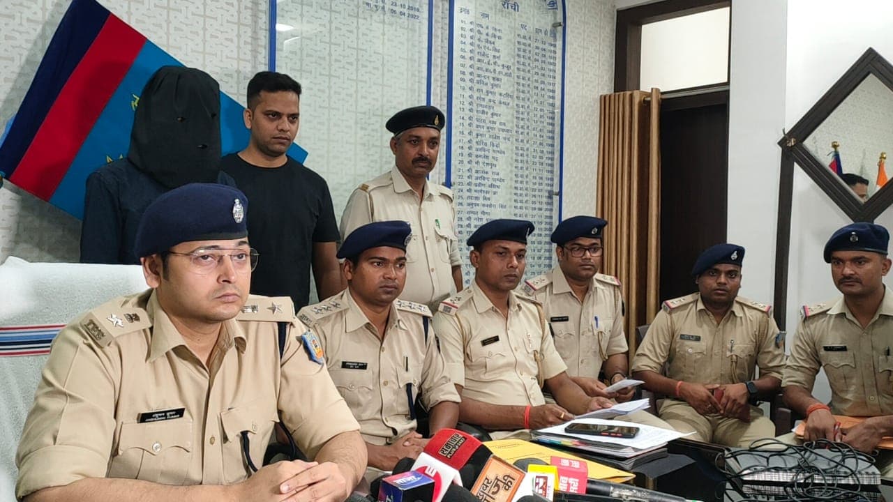 Jharkhand Crime: प्रेम प्रसंग में प्रेमी ने प्रेमिका व भाई को क्यों मार डाला, पुलिस ने कर दिया खुलासा