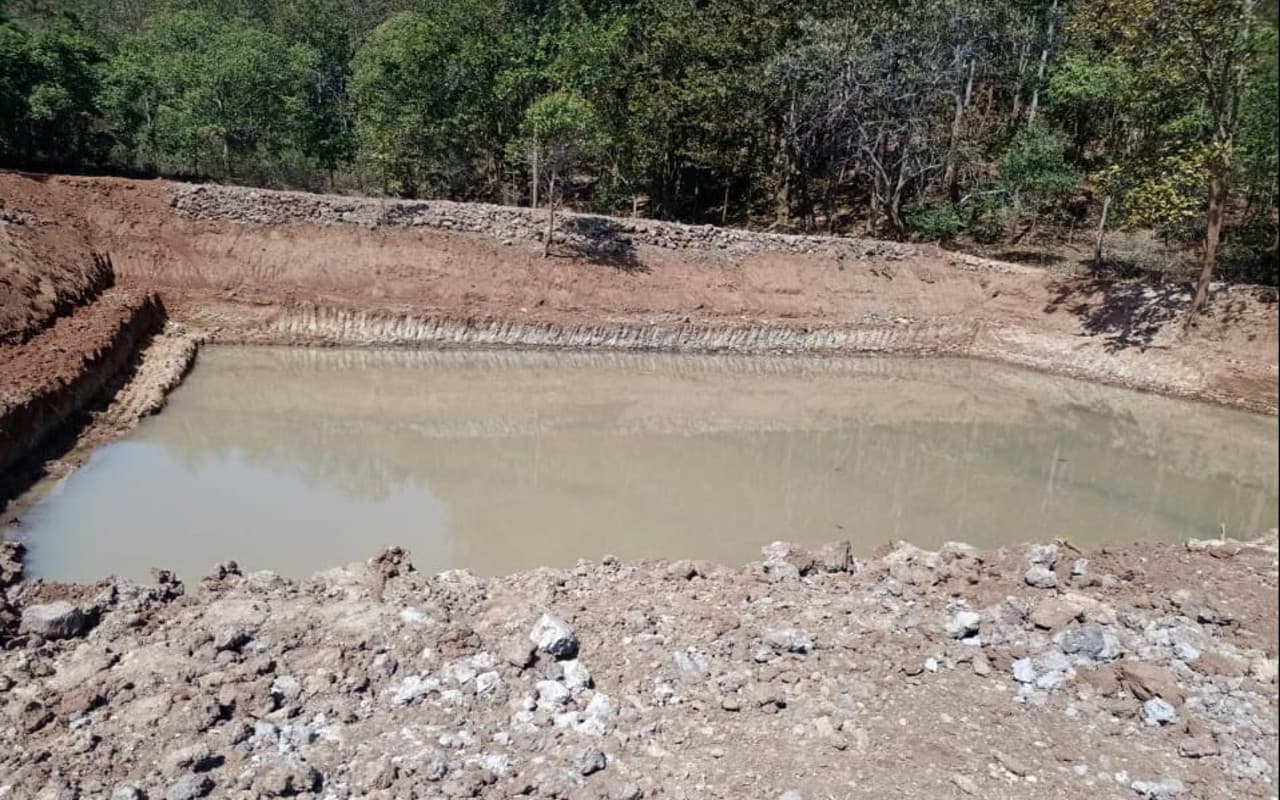 धनबाद की कंचनपुर पंचायत में कागजों पर बना डोभा, न योजना की मंजूरी और न काम पूरा, पर राशि का हुआ भुगतान