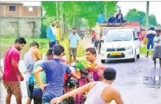 केरमा-सोनबरसा मार्ग पर चढ़ा बाढ़ का पानी, 50 फुट टूटी सड़क एक दर्जन गांव प्रभावित