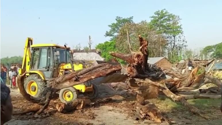 आयुक्त को कंटेनमेंट जोन दिखाना था तो आठ जगह टांगा बैनर, लगा दिया बांस