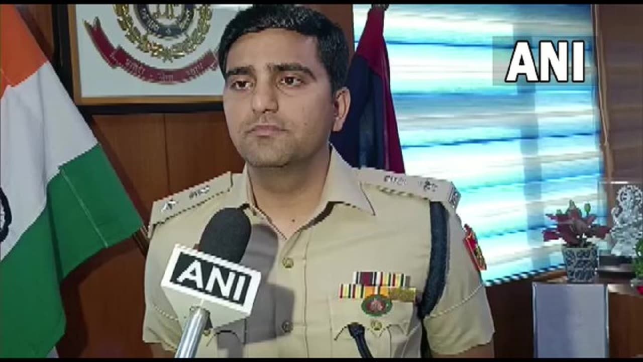 Delhi News: हनुमान चालीसा के आधार पर धार्मिक भावनाओं को भड़काने का प्रयास, आरोपी हथियार के साथ गिरफ्तार