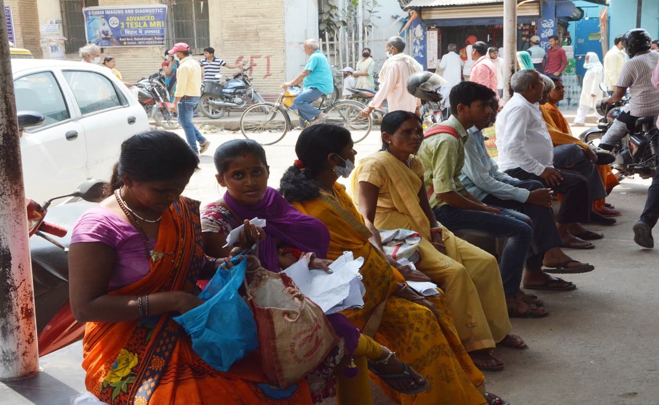 प्रभात खबर पड़ताल : बढ़ रहे कोरोना के संक्रमित, पर पटना में लोग सचेत नहीं, बिना मास्क पहुंच रहे अस्पतालों में