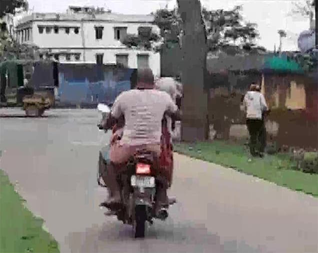 अस्पताल में खड़ी रही एंबुलेंस नहीं मिली, बाइक से बच्चों की लाश ले गए परिजन
