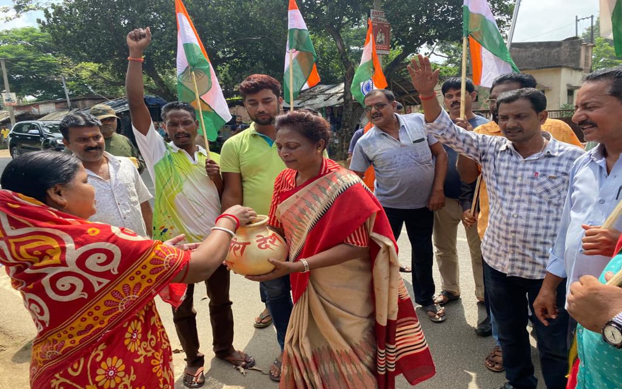 दुमका : अमृत वाटिका के लिए बीजेपी जमा कर रही मिट्टी, पूर्व मंत्री डॉ लोईस मरांडी भी हुई शामिल