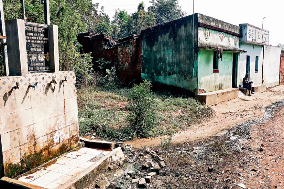 झारखंड का ऐसा गांव जहां पर लोग नाले में नहाने को हुए मजबूर, कुछ समय पहले यहां 16 लोगों को हुआ था चेचक