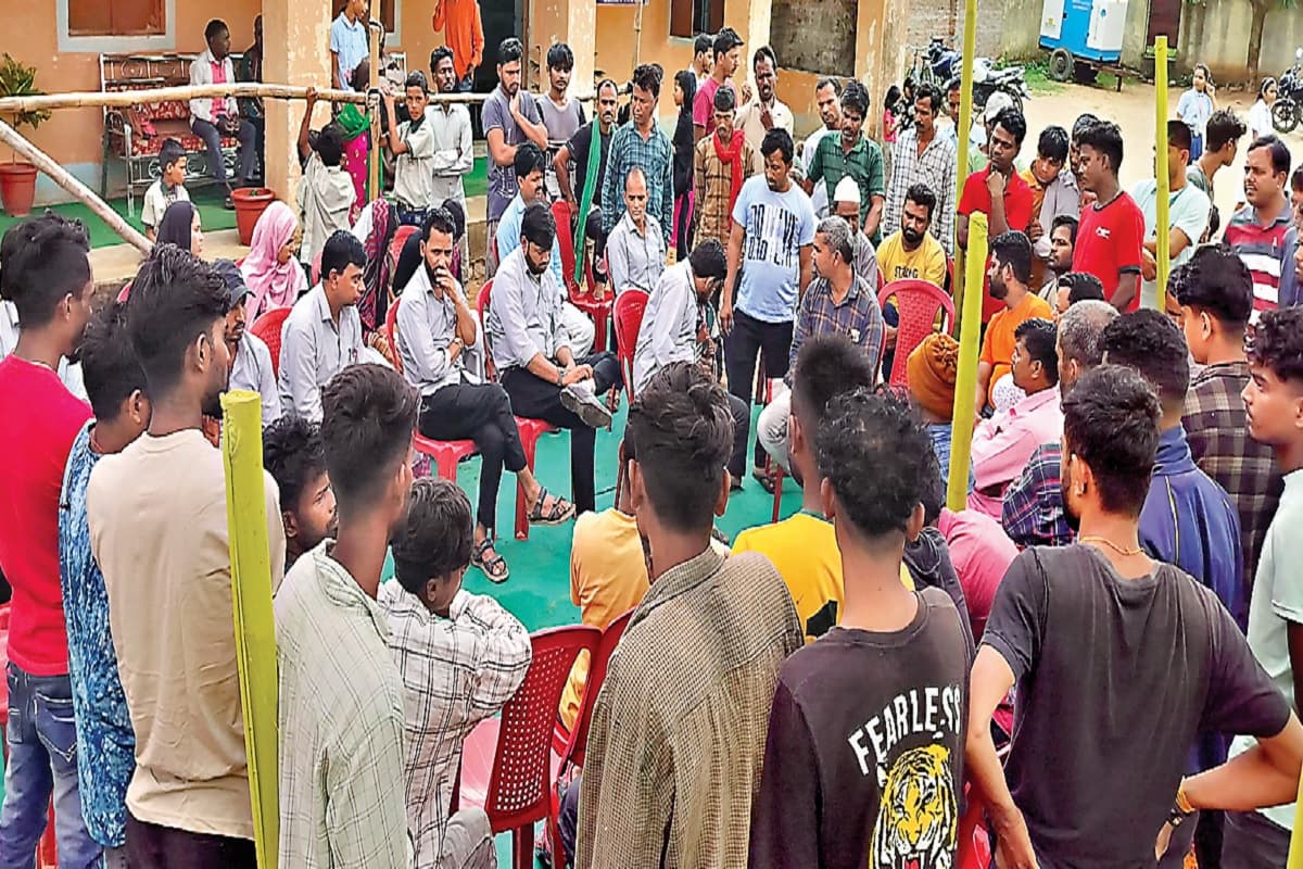 झारखंड के इस स्कूल में नाटक के मंचन पर जमकर मचा बवाल, अभिभावकों ने लगाया सनातन धर्म का अपमान का आरोप