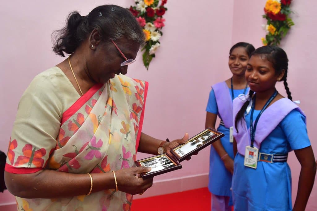 'स्कूल परिसर को लीपते थे गाय के गोबर से', पुरानी चीजों को याद करके भावुक हुईं राष्ट्रपति द्रौपदी मुर्मू