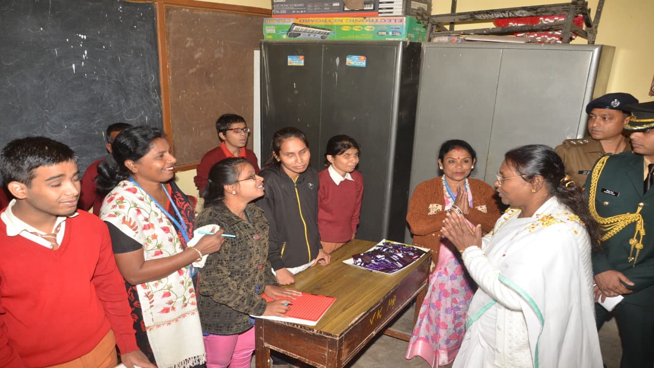 द्रौपदी मुर्मू दिव्यांग बच्चों से मिलने 2017 में आयी थी बोकारो, स्वास्थ्य और दीर्घायु जीवन की थी कामना