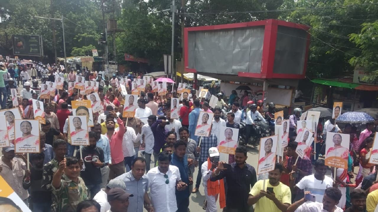 Jharkhand News: देश की पहली आदिवासी राष्ट्रपति द्रौपदी मुर्मू के सम्मान में BJP ने निकाली सम्मान यात्रा Jharkhand News: देश की पहली आदिवासी राष्ट्रपति द्रौपदी मुर्मू के सम्मान में BJP ने निकाली सम्मान यात्रा