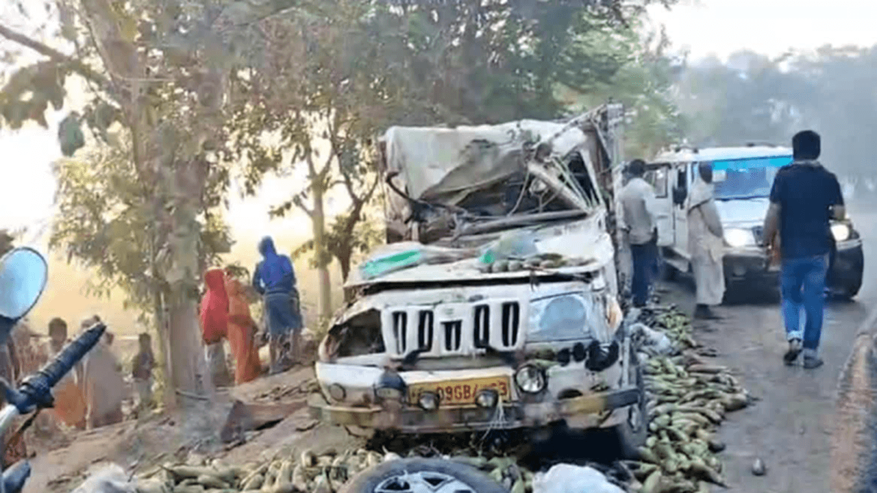 बिहार: दरभंगा में पेड़ से टकराई पिकअप वैन, चालक की मौत, दो की स्थिति गंभीर
