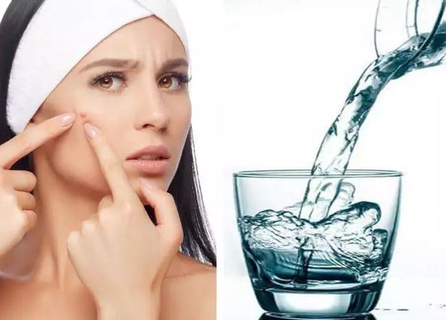 सर्दियों में कम पानी पी रहे तो तुरंत बदलें अपनी आदत, इन लक्षणों से समझें शरीर में है पानी की कमी