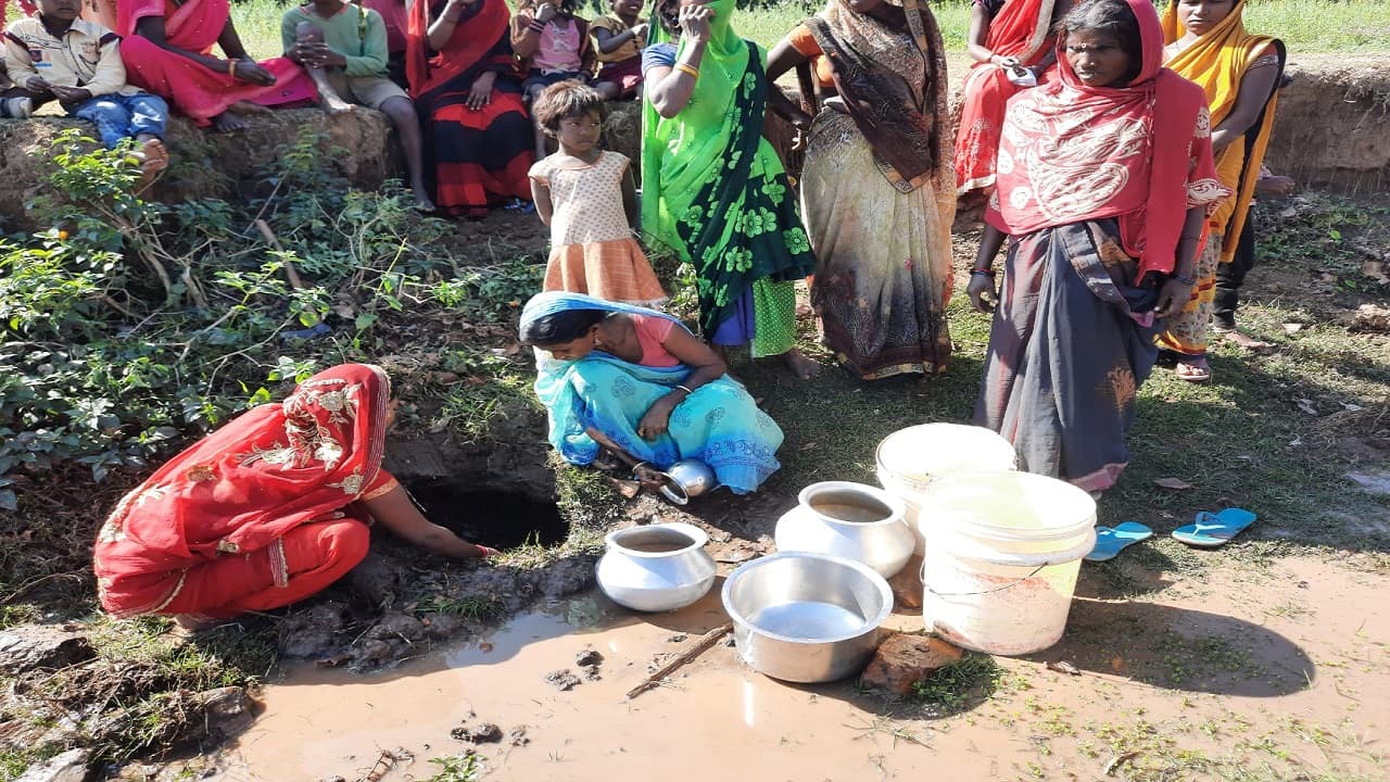 झारखंड के इन गांवों के आदिवासी व दलित परिवार वर्षों से पी रहे नाला व चुएं का गंदा पानी, ये है इनका दर्द