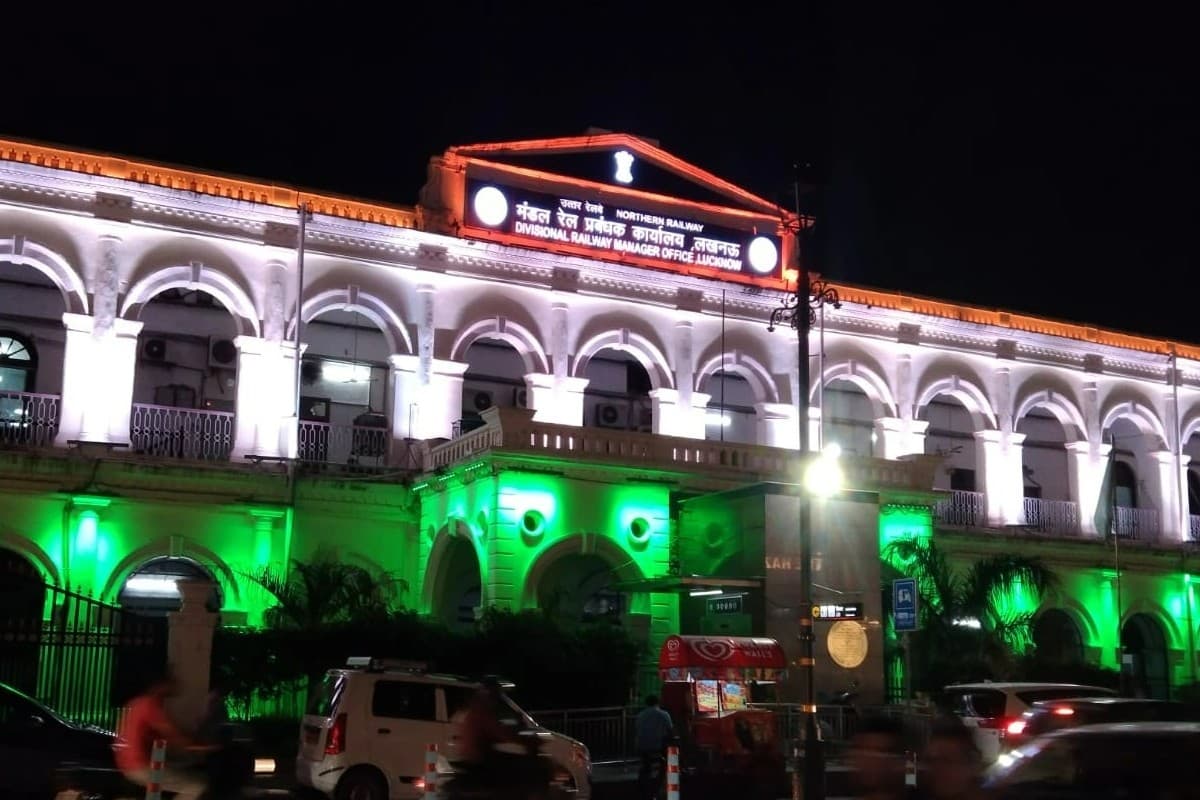 Independence Day: स्वतंत्रता दिवस के मौके पर तिरंगी रोशनी  से नहाए रेलवे स्टेशन, देखें PHOTO
