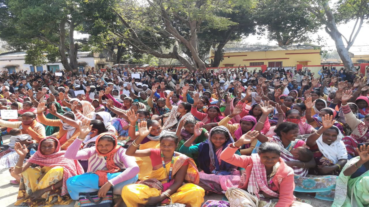 ड्रोन सर्वे के विरोध में तोरपा के सैकड़ों ग्रामीण पहुंचे अंचल कार्यालय, कहा-बिना ग्रामसभा किये ना हो सर्वे