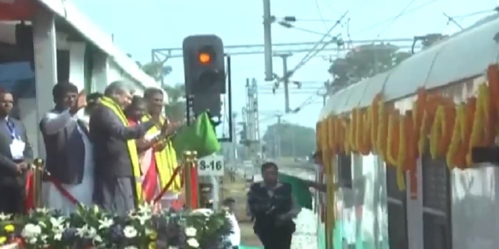 राष्ट्रपति द्रौपदी मुर्मू ने दिखायी इन तीन ट्रेनों को हरी झंडी, जानें पूरा टाइम टेबल