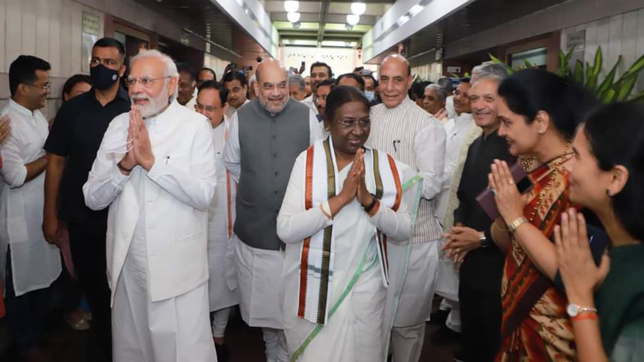 राष्ट्रपति पद की उम्मीदवार द्रौपदी मुर्मू के नॉमिनेशन में सुदेश महतो हुए शामिल, जानें वोटों का गणित राष्ट्रपति पद की उम्मीदवार द्रौपदी मुर्मू के नॉमिनेशन में सुदेश महतो हुए शामिल, जानें वोटों का गणित