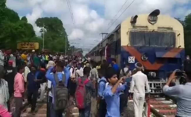 Bihar News: पटना-बिहटा रूट पर लगातार दूसरे दिन भी ट्रेन रोककर यात्रियों ने किया हंगामा, जानिए कारण