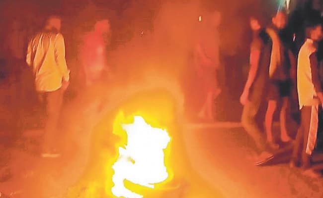 Bihar News: अपराधियों ने पूर्व विधायक के बेटे को मारी गोली, विरोध में लोगों ने किया सड़क जाम, आगजनी