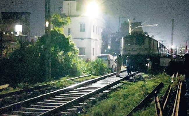 Bihar Train News: बिहार में रेलवे ट्रैक पर गिरा हाइटेंशन तार, रोका गया ट्रेनों का परिचालन, बड़ी अनहोनी टली