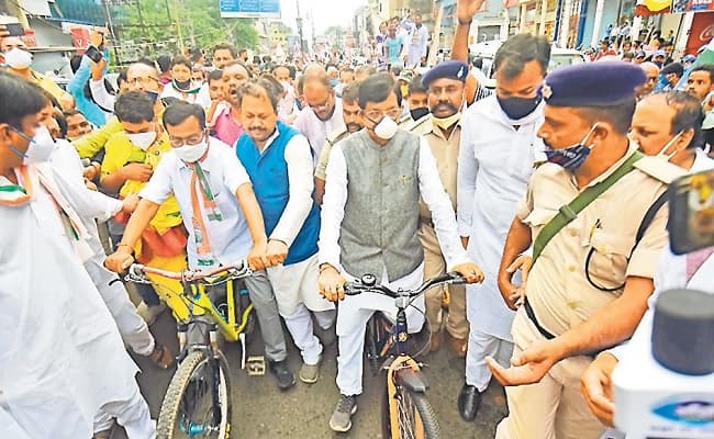 पटना में साइकिल रैली निकालने पर कांग्रेस के प्रदेश अध्यक्ष मदन मोहन झा समेत 154 पर एफआइआर