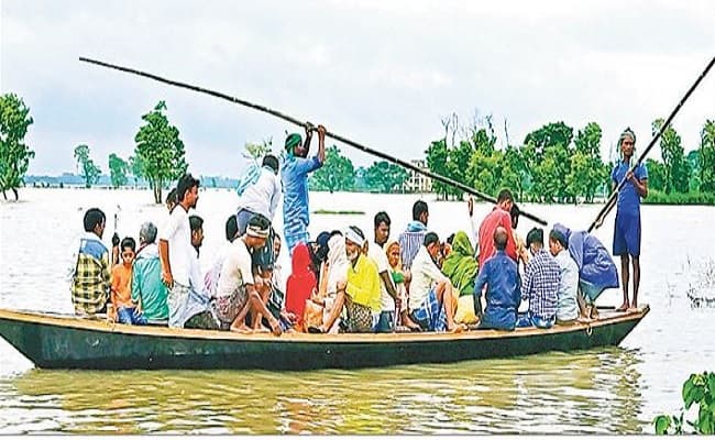 Bihar Flood: मोतिहारी में दस पंचायतों के सवा लाख लोग झेल रहे बाढ़ की मार, संकट में नाव ही एक सहारा