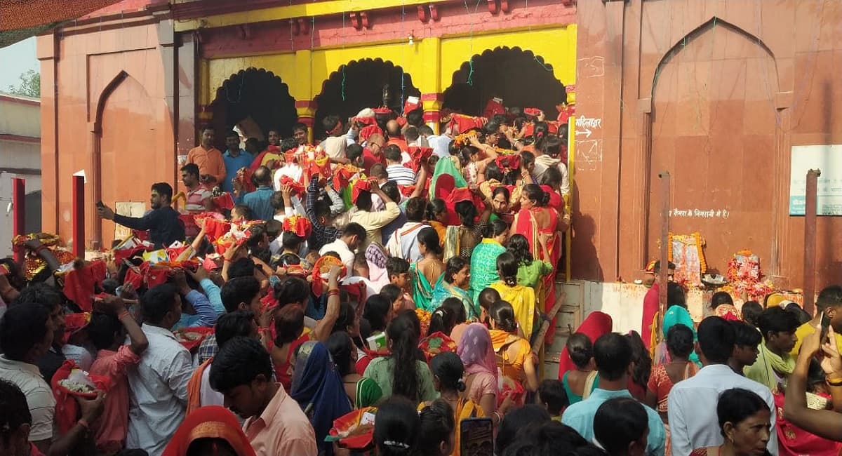 Chapra: महानवमी पूजन को आमी में उमड़ा आस्था का सैलाब, डेढ़ लाख से अधिक भक्तों ने किया मां अंबिका का दर्शन